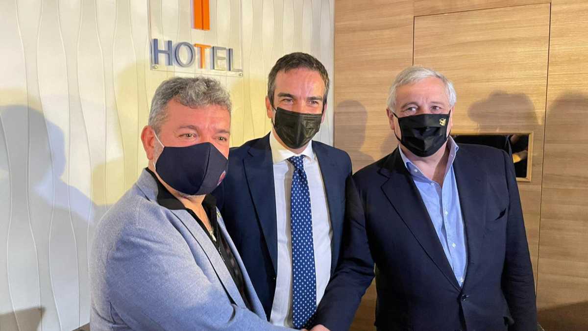 Immagine di Occhiuto&Spirlì, ai due poli del duetto che corre a destra per la Calabria