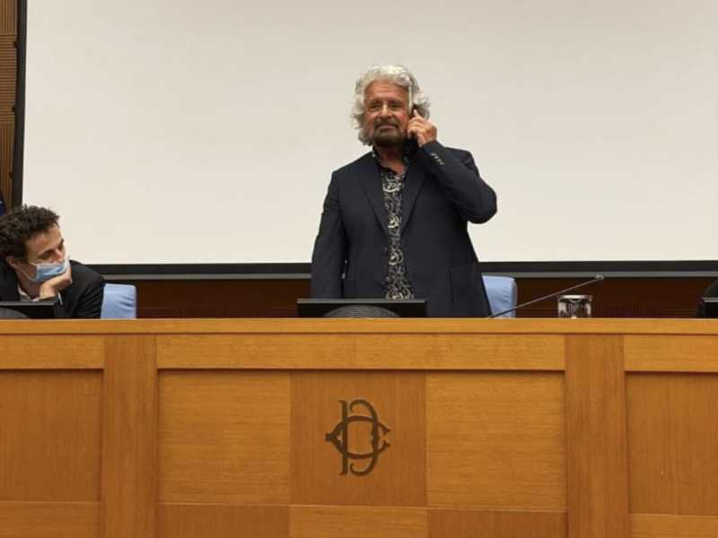 Beppe Grillo durante l'assemblea con i deputati del M5s