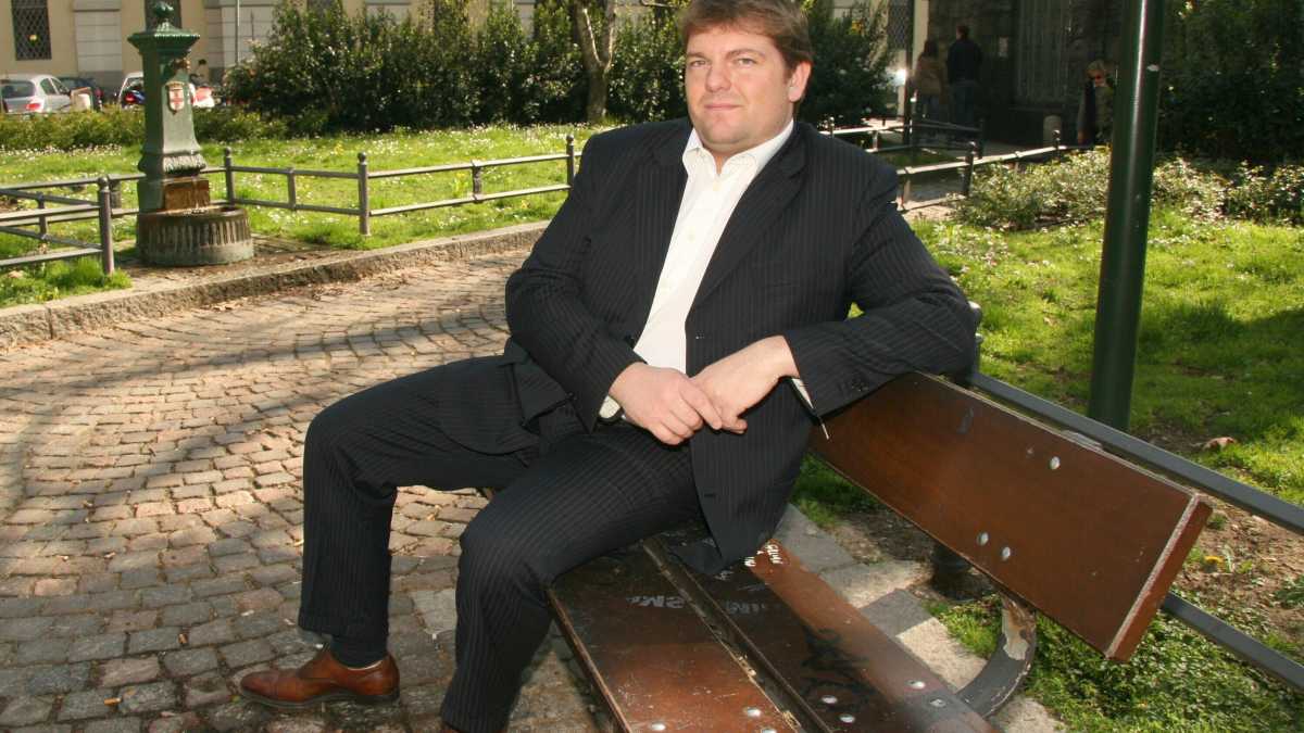Immagine di Ambrogio Crespi fuori dal carcere. Per buone ragioni