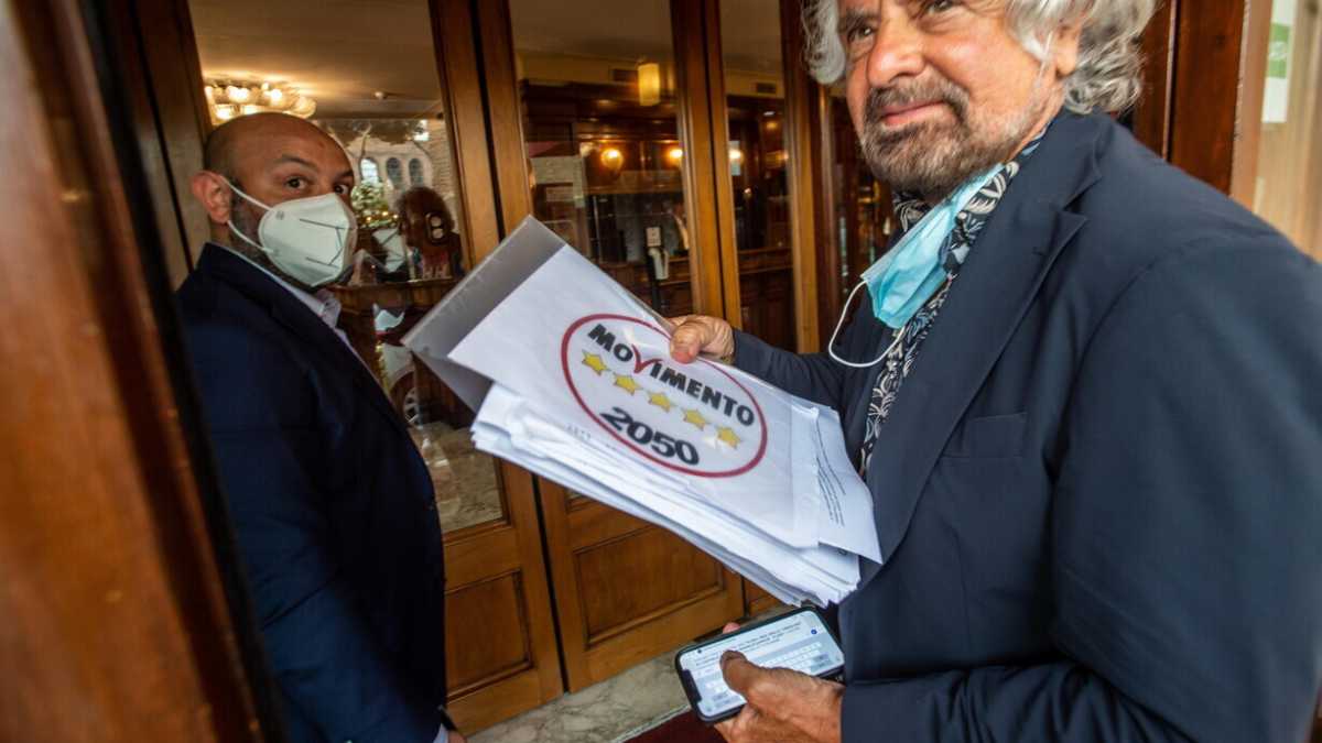 Immagine di "Il Garante del M5s e del governo Draghi sono io". Grillo umilia Conte