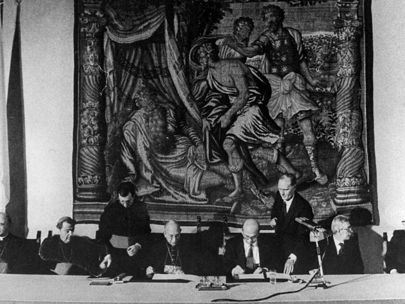 18 febbraio 1984. A Villa Madama il presidente del Consiglio Bettino Craxi e il cardinale Casaroli firmano i nuovi accordi fra Stato e Chiesa (foto Laprese)