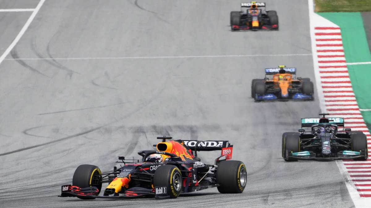 Immagine di Verstappen straccia Hamilton e vola via in classifica