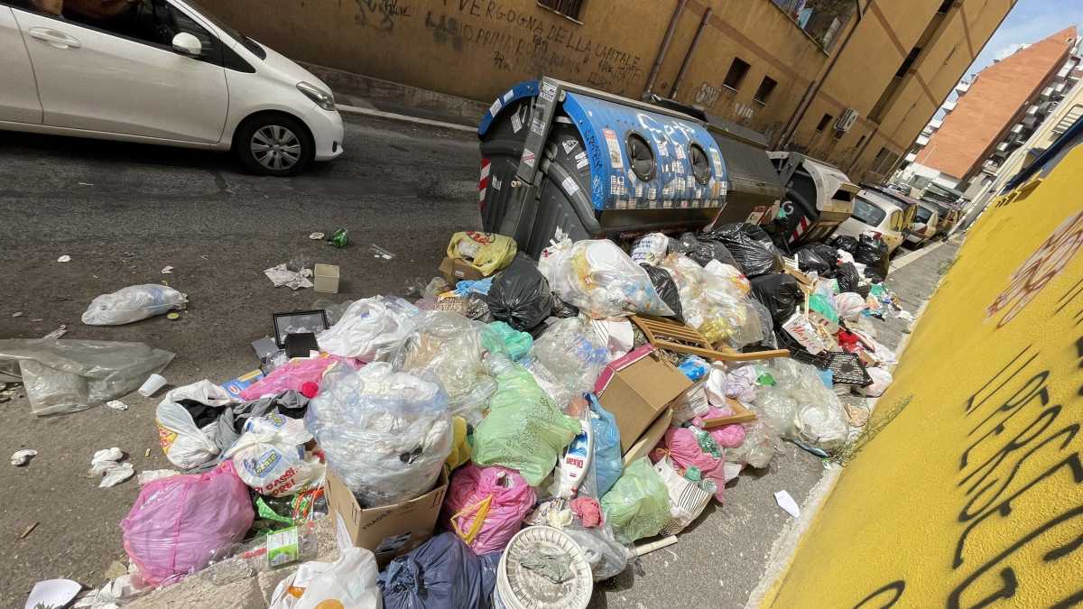 Immagine di Roma sommersa di monnezza. Lo scaricabarile tra Regione e Campidoglio