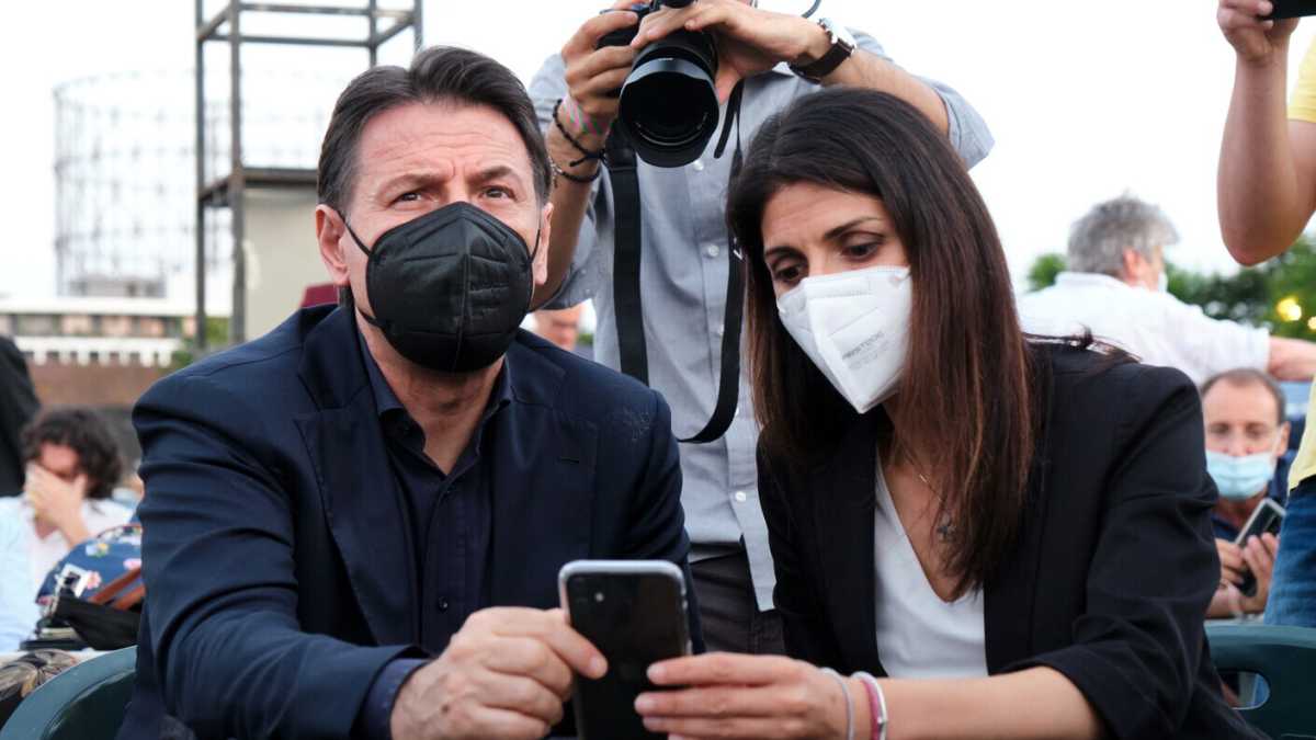 Immagine di Raggi tra Conte e Grillo. La guerra nel M5s rischia di azzopparla