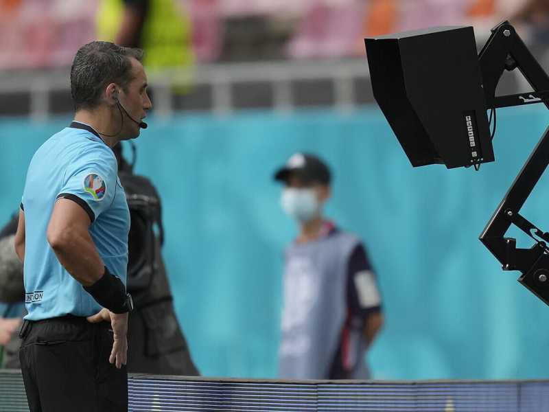 Fernando Rapallinii consulta il Var, durante Ucraina-Macedonia (Ansa)