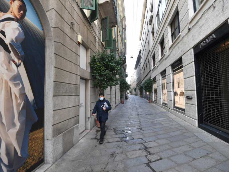 Via della Spiga, a Milano, durante il lockdown di novembre 2020 (foto Ansa)