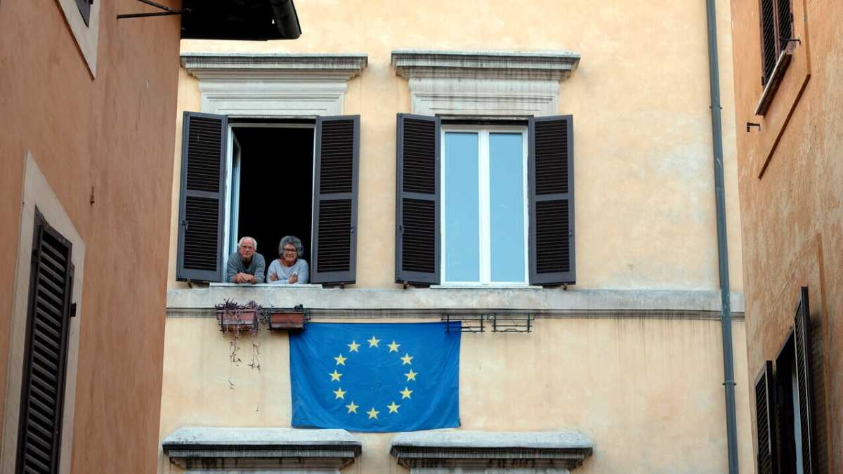 Immagine di Sul ponte sventola bandiera Ue