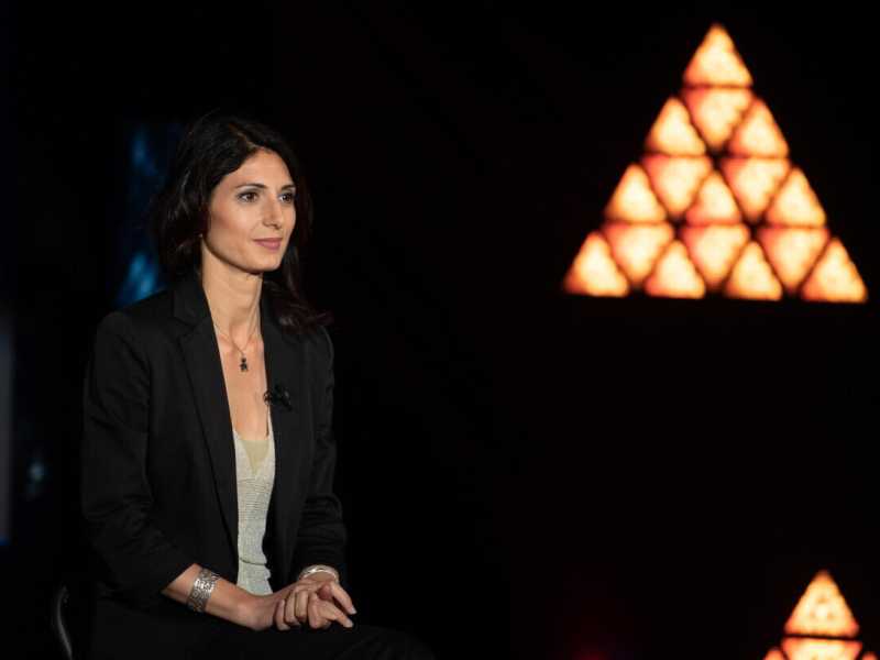 Raggi: "La sfiducia? Giochi di palazzo. Conte e Grillo stiano insieme. M5s con Draghi"