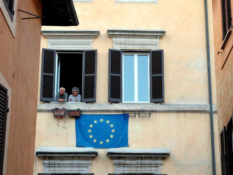 Sul ponte sventola bandiera Ue