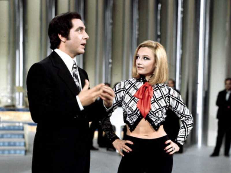 Corrado Mantoni e Raffaella Carr&agrave; negli anni Settanta (LaPresse/Publifoto)