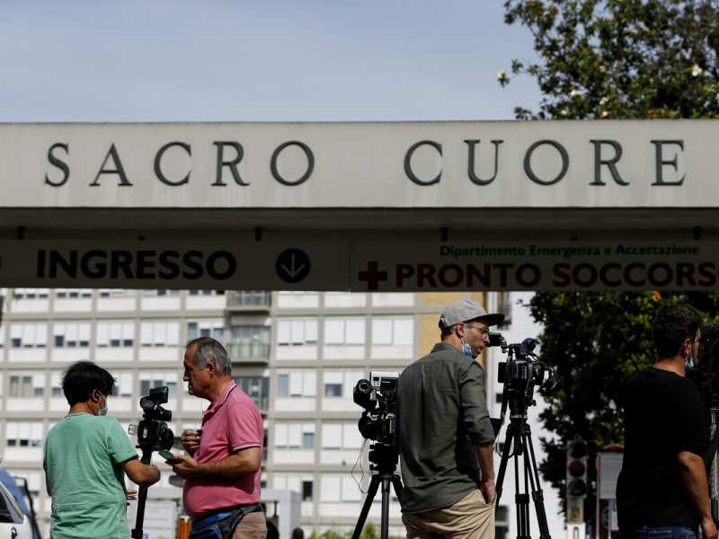 Da Silvestro II a Francesco. Il corpo del Papa e chi lo cura