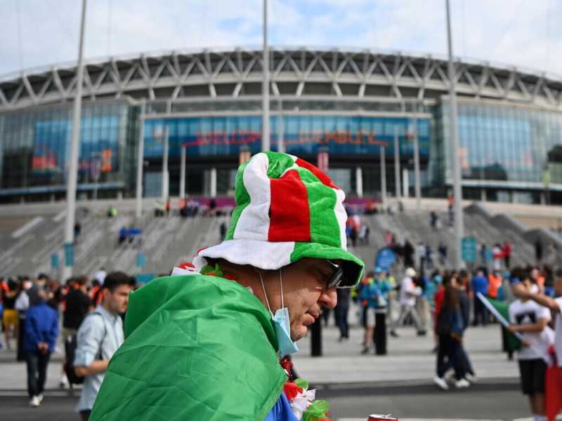 Un tifoso italiano davanti a Wembley (foto Ansa)