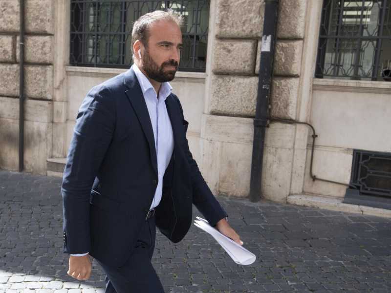 Luigi Marattin di Italia Viva in piazza Colonna a Roma (ANSA/CLAUDIO PERI)