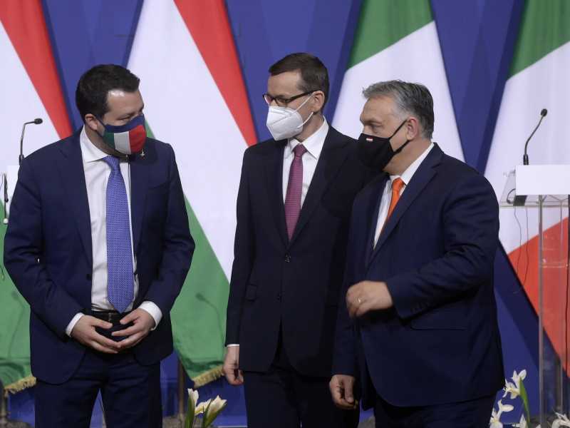 Matteo Salvini,&nbsp;Mateusz Morawiecki e Viktor Orban presentano una nuova alleanza europea, lo scorso 1&deg; aprile 2021 (foto Ap)<br />