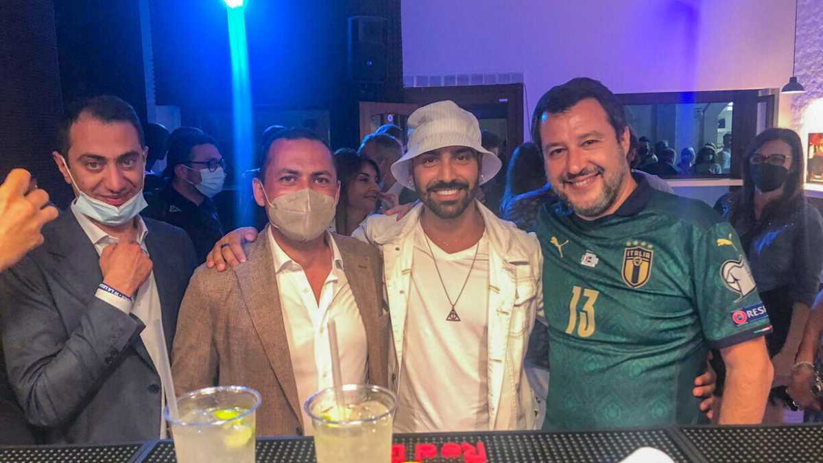 Immagine di Da forza Paraguay a viva gli Azzurri. La giravolta di Salvini è una tragica lezione di comicità politica