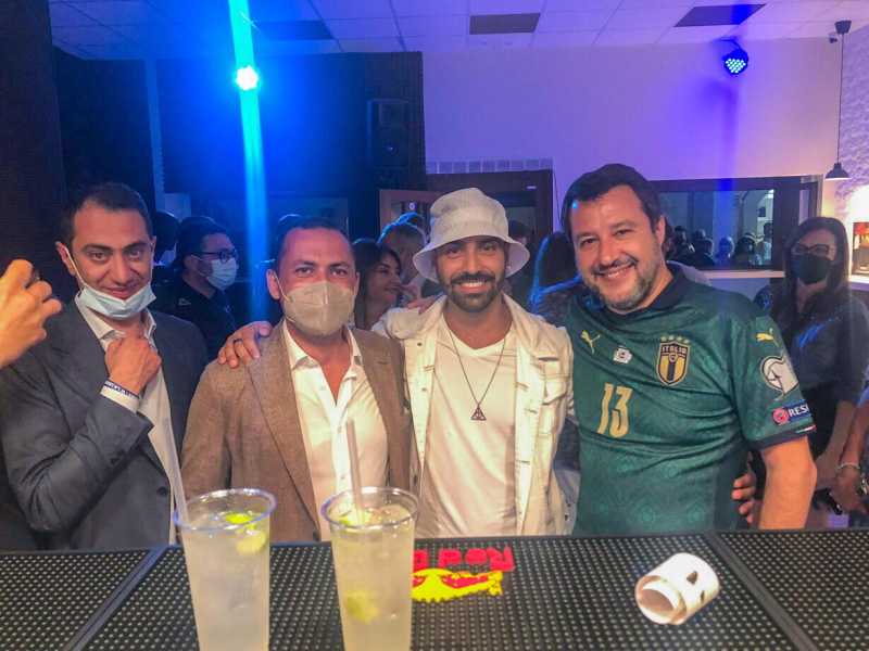Salvini a Potenza insieme (da sinistra) al vice presidente della Basilicata Fanelli e al sindaco di Potenza Mario Guarente, dopo la vittoria dell'Italia contro il Belgio (Ansa)
