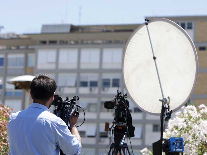 Troupe televisive all'esterno del Policlinico Gemelli, dov'&egrave; ricoverato Papa Francesco (foto LaPresse)