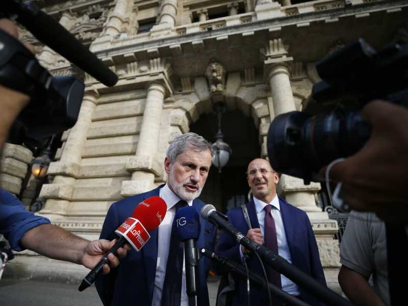 Gianni Alemanno lascia la Corte di Cassazione dopo la sentenza di assoluzione dall'accusa di corruzione (LaPresse)