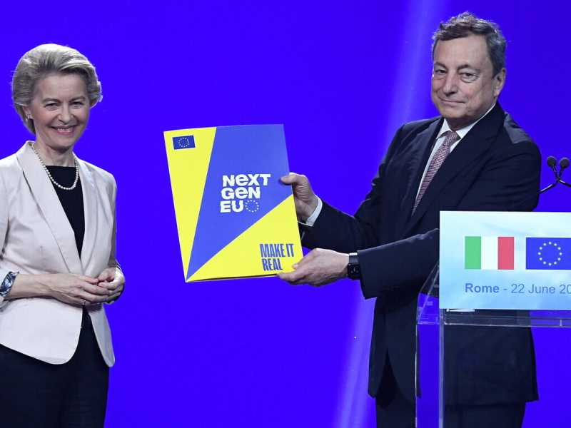 Ursula von der Leyen, presidente della Commissione europea e il premier Mario Draghi (Ansa)