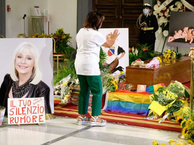 Roma tra Europei e i funerali della Carrà è un gran carnevale post Covid