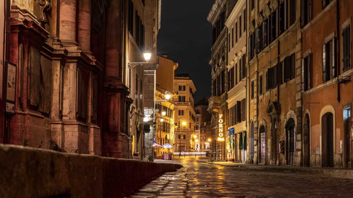 Immagine di Bambole, foto, dipinti e video: a spasso nella Roma rovesciata
