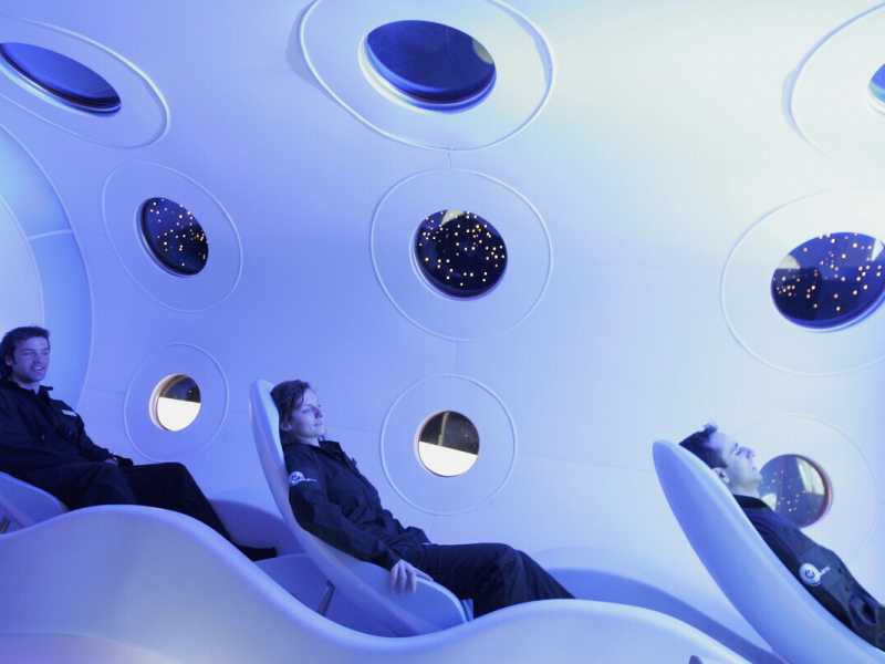 Dipendenti Virgin nella cabina di un prototipo di navicella spaziale Virgin Galactic SpaceShipTwo al Science Museum. Foto di Daniel Berehulak/Getty Images&nbsp;<br />