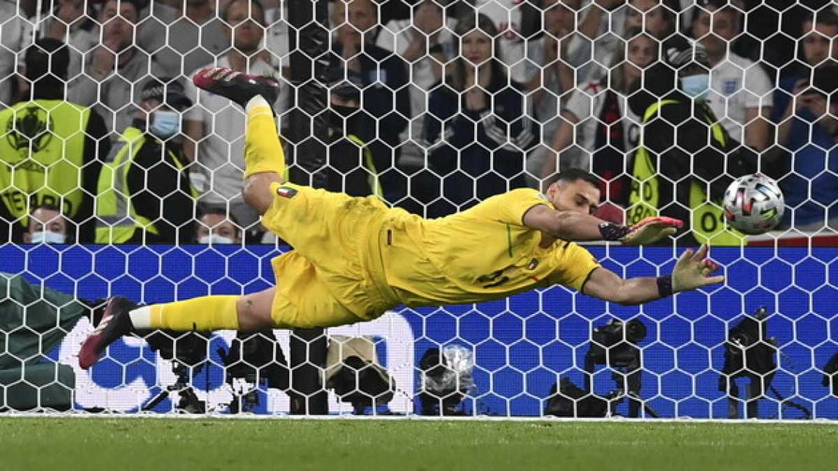 Immagine di Gigio e gli altri. A volte per essere grandi e vincere serve anche questo, rincorrere i soldi