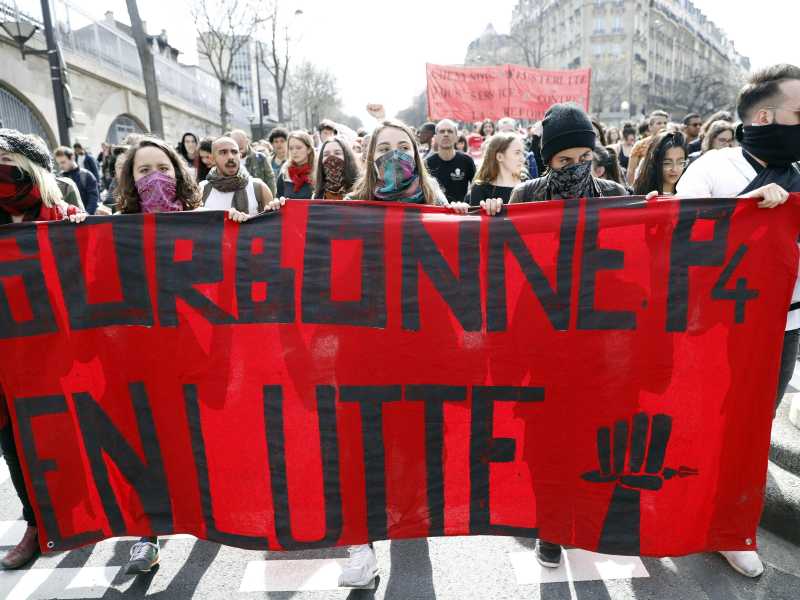 Manifestazione degli studenti della Sorbona a Parigi (Ansa)