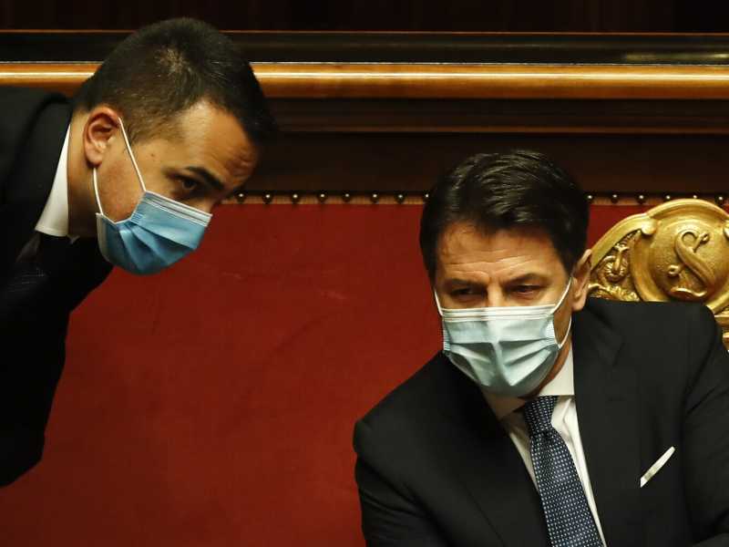 Conte sorride, ma finisce imbrigliato nella rete di Grillo e Di Maio