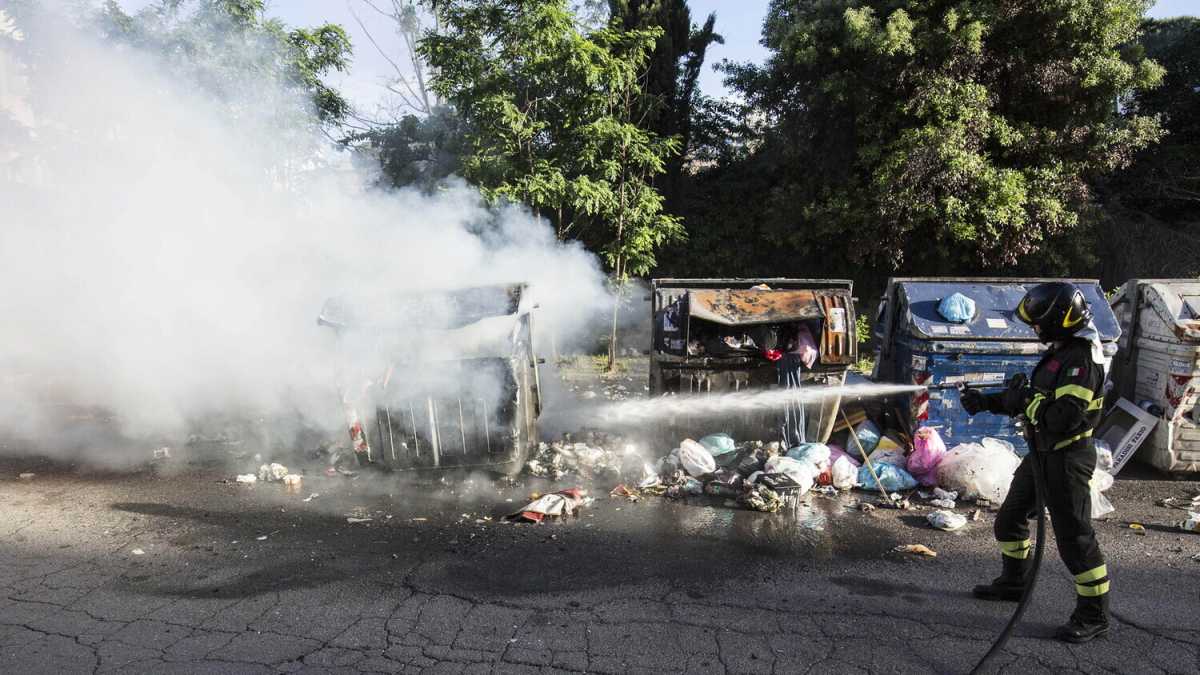 Immagine di Roma brucia. Rifiuti dati alle fiamme nel "selvaggio est"