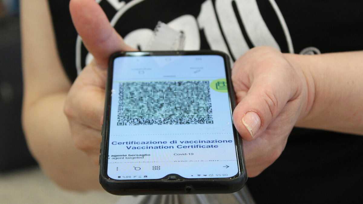 Immagine di Green pass per andare al bar come in Francia? Il governo ci pensa