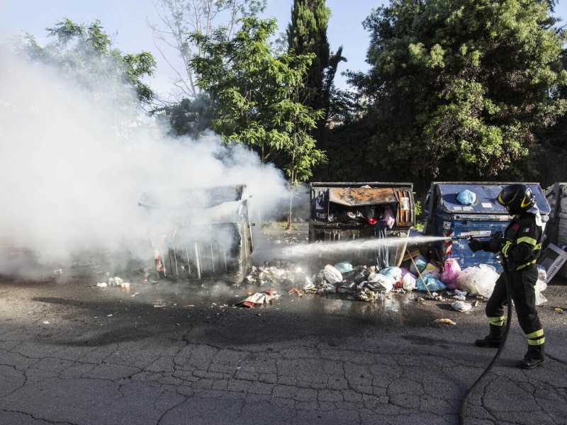 Roma brucia. Rifiuti dati alle fiamme nel "selvaggio est"
