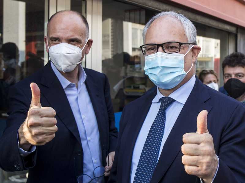 Enrico Letta e Roberto Gualtieri (LaPresse)