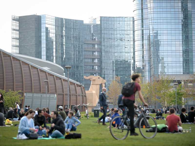 Nel verde del quartiere di Porta Nuova: primo weekend in zona arancione, sabato scorso a Milano (foto LaPresse) <br />