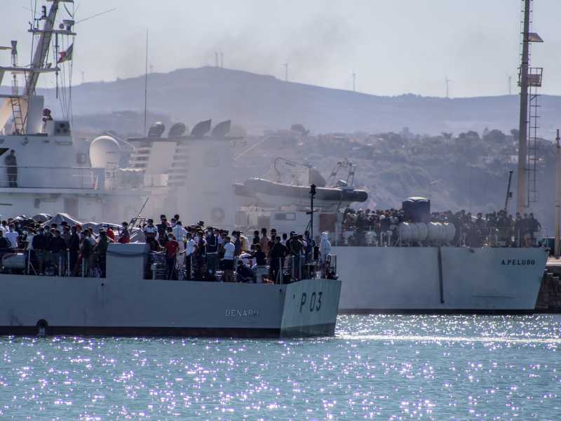 Migranti trasferiti da Lampedusa a Porto Empedocle con le motovedette della Guardia di Finanza e Guardia Costiera (LaPresse)&nbsp;<br />