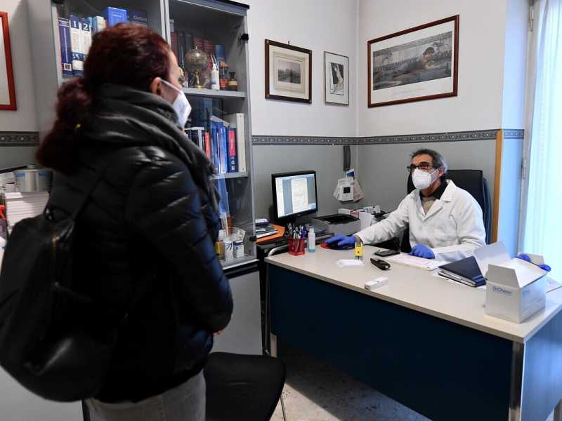  Un medico di base con un’assistita nel suo studio, a Roma (foto Ansa)<br />