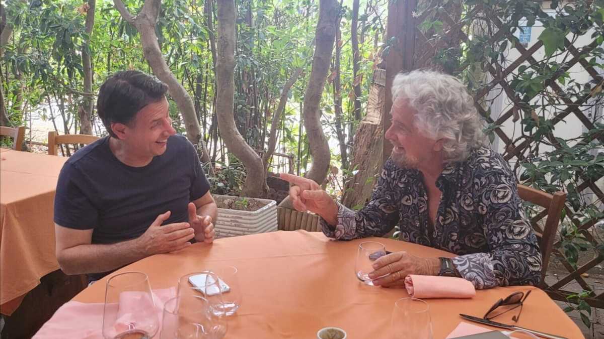 Immagine di Tra Grillo e Conte arriva la foto della pace: "E ora pensiamo al 2050"