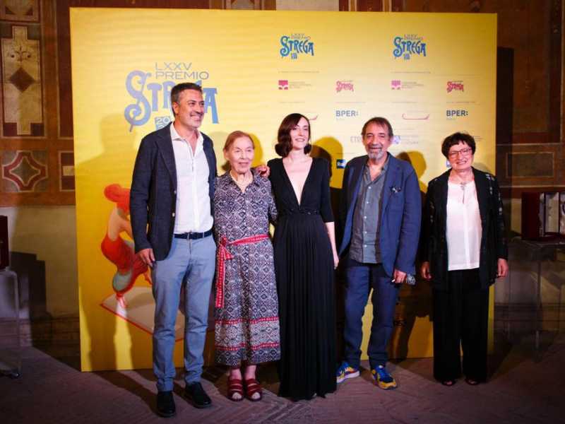Uno scatto dei finalisti durante la serata di premiazione dello Strega (Ansa)
