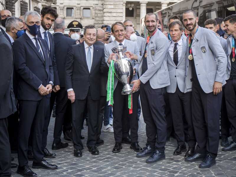 Così lo scaricabarile ha portato Draghi a concedere il corteo della Nazionale