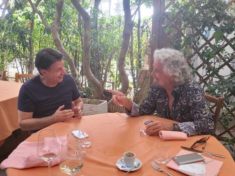 Tra Grillo e Conte arriva la foto della pace: "E ora pensiamo al 2050"