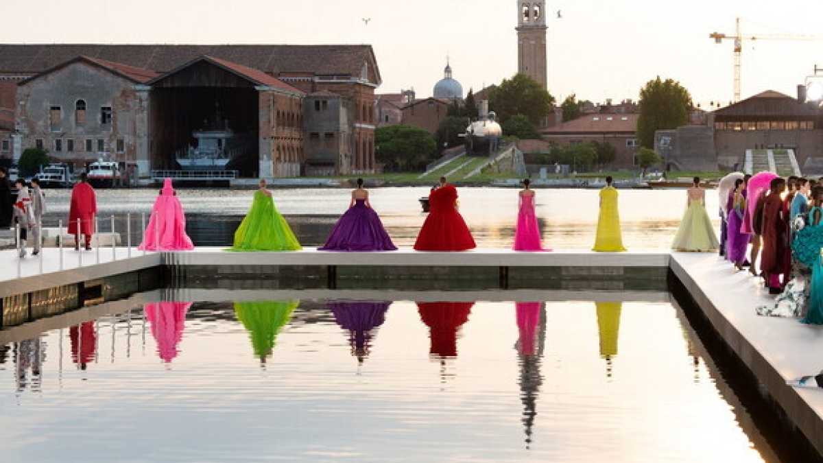 Immagine di Valentino continua a ricordare a tutti che cosa sia la moda