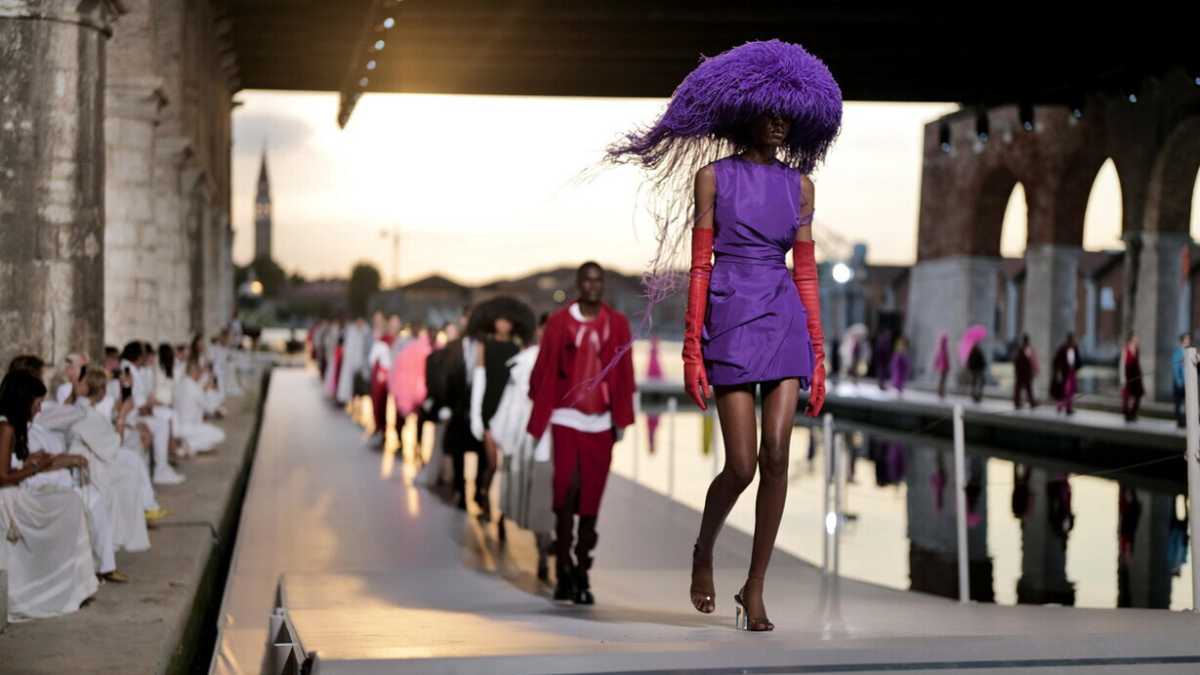 Immagine di “Valentino des ateliers”, sperimentazione sublime fra arte e moda