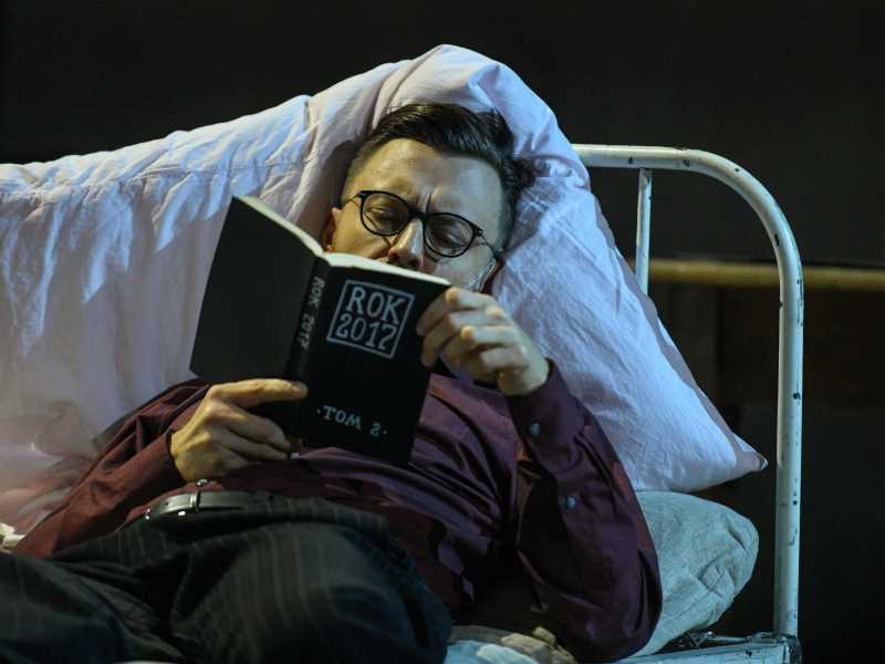 Rappresentazione teatrale de "Il Processo" di Kafka, al Nowy Theatre di Varsavia nel 2017 (EPA/Marcin Obara)