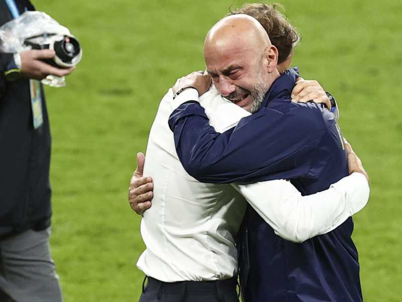 Roberto Mancini e Gianluca Vialli si abbracciano dopo l'ultimo rigore parato da Donnarumma, che vale l'Europeo (LaPresse)