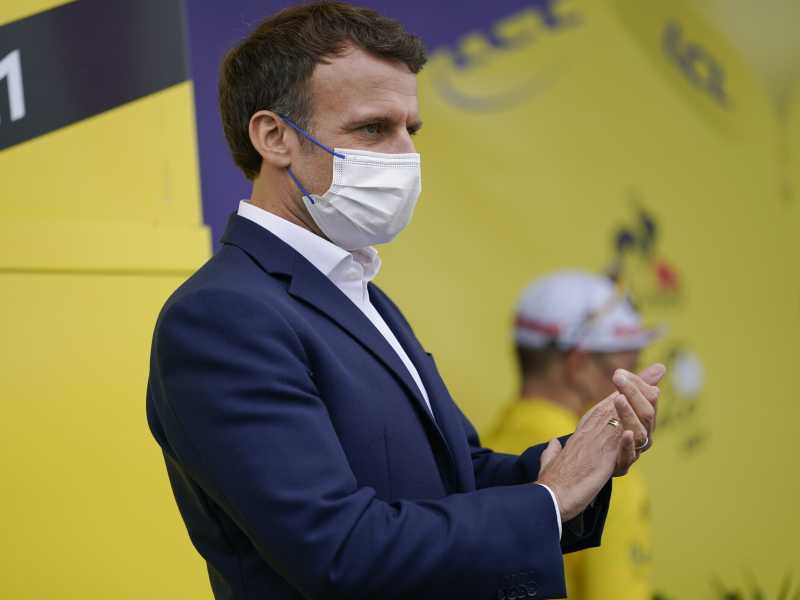 Il presidente francese Emmanuel Macron al Tour de France (LaPresse)