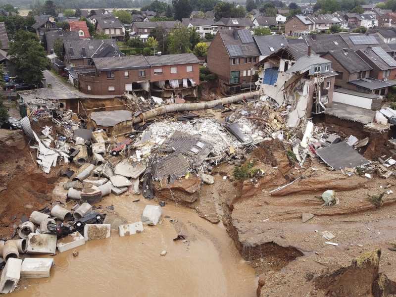 I danni delle inondazioni in Germania (foto Ap)