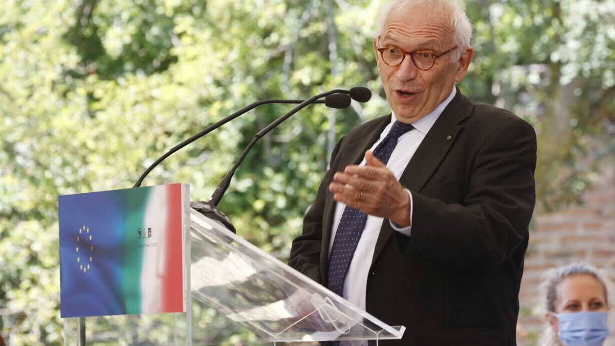 Immagine di Bianchi contro gli impagliatori di sedie