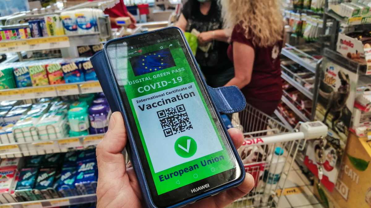 Immagine di La scelta è semplice: o si punta sui vaccini di massa, o si accetta il ritorno della zona rossa