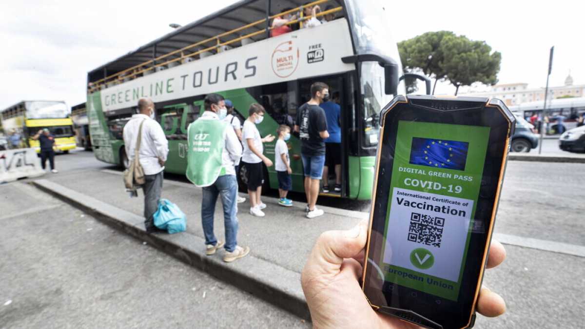 Immagine di Il 73 per cento degli italiani è a favore del green pass "alla francese"
