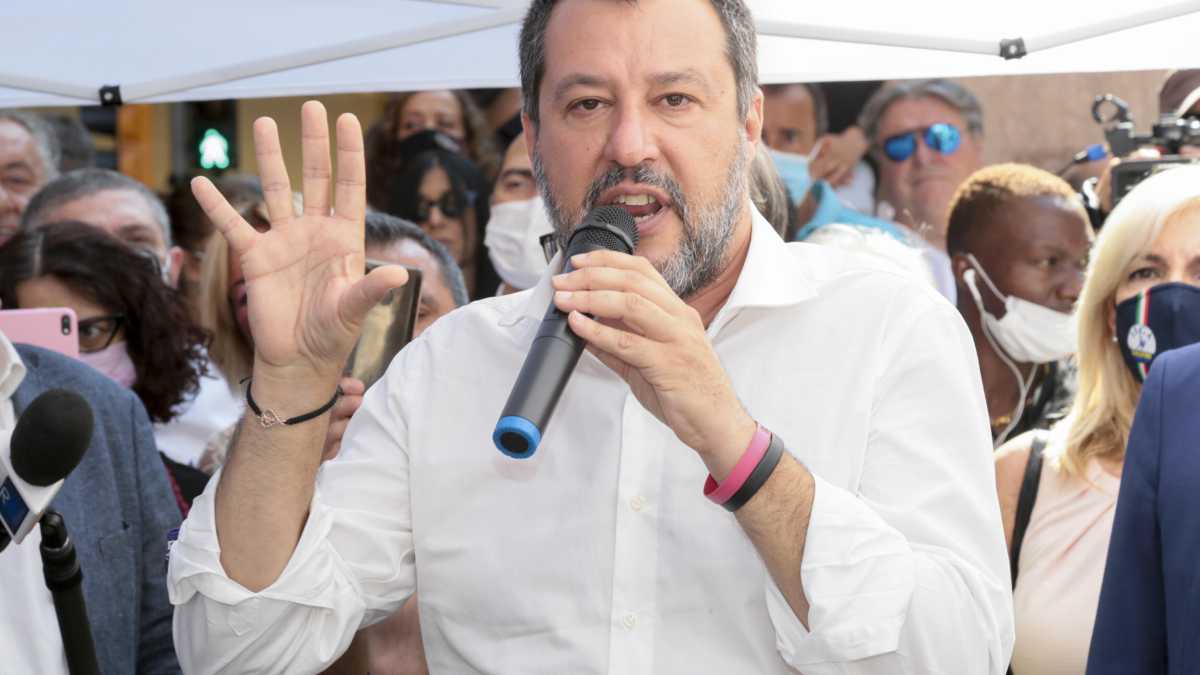 Immagine di Salvini non pass. Draghi e Giorgetti discutono già dove applicare il green pass